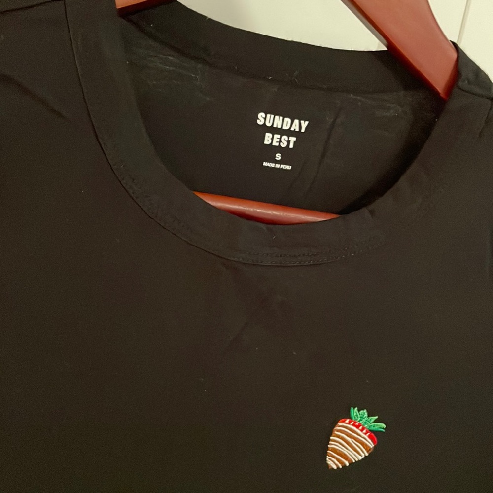 ARITZIA SUNDAY BEST black t-shirt with embroidery strawberry 🍓 size small